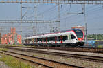 RABe 521 014, auf der S1, verlässt den Bahnhof Muttenz.