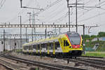 RABe 521 017, mit der Werbung für die Fachhochschule Muttenz, auf der S3, fährt zum Bahnhof Pratteln.