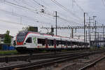 RABe 521 024, auf der S1, verlässt den Bahnhof Pratteln.