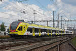 RABe 521 017 mit der Werbung für die Fachhochschule Muttenz, auf der S3, fährt zum Bahnhof Pratteln.