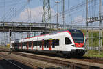 RABe 521 015, auf der S1, fährt beim Bahnhof Muttenz ein.