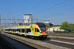 RABe 521 017 mit der Werbung für die Fachhochschule Muttenz, auf der S3, verlässt den Bahnhof Pratteln.