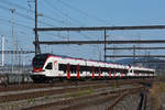 RABe 521 006, auf der S1, verlässt den Bahnhof Muttenz.