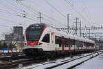 RABe 521 008, auf der S3, verlässt den Bahnhof Pratteln.