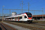 RABe 521 013, auf der S3, verlässt den Bahnhof Pratteln.