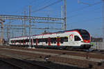 RABe 521 014, auf der S1, verlässt den Bahnhof Muttenz.