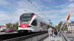 SBB 521 202 der Seehas-Flotte verlässt am 08.05.2021 Konstanz über die Rheinbrücke nach Engen.