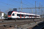 RABe 521 020, auf der S1, verlässt den Bahnhof Pratteln.