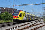 RABe 521 017 mit der Werbung für die Fachhochschule Muttenz, auf der S1, verlässt am 31.05.2023 den Bahnhof Rheinfelden.