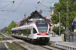 ALLENSBACH (Landkreis Konstanz), 02.05.2023, 521 209 als S6 (ex RB29) der neu konzipierten Bodensee-S-Bahn nach Engen bei der Ausfahrt aus dem Bahnhof Allensbach