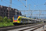 RABe 521 017 mit der Werbung für die Fachhochschule Muttenz, auf der S1, fährt am 31.05.2023 beim Bahnhof Rheinfelden ein.