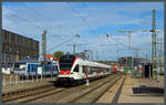 521 204 der SBB erreicht am 07.10.2023 den Bahnhof Singen (Hohentwiel). Links wartet der  Freizeitexpress Südbahn  der SVG auf die Rückfahrt.