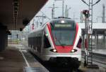 RABe 521 019-0 wartet nach heftigem Regenschauer auf Fahrgste nach Basel-SBB.