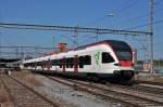 RABE 521 015 auf der S1 fährt beim Bahnhof Muttenz ein.