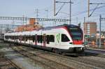 RABe 521 027 auf der S3 fährt beim Bahnhof Muttenz ein.