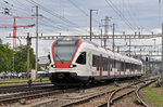 RABe 521 013, auf der S3, verlässt den Bahnhof Pratteln.