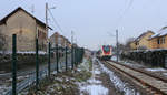 Auf der wiedereröffneten Strecke Delle - Belfort: Typische Dorfatmosphäre bei Grandvillars, mit SBB Zweifrequenzzug 522 206.