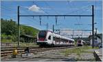 Mangels freier Bahnstiegkante verkehrt der nach Bellegarde verkehrende SBB Flirt 522 212 ohne Halt in La Plaine.