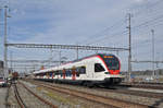 RABe 523 054, auf der S1, fährt zum Bahnhof Muttenz.