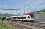 RABe 523 045, auf der S3, fährt beim Bahnhof Gelterkinden ein.