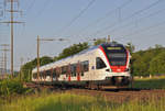 RABe 523 005, auf der S1, fährt in der Abendsonne Richtung Haltestelle Augarten.