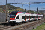 RABe 523 054, auf der S3, verlässt den Bahnhof Gelterkinden.