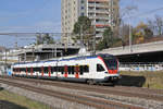 RABe 523 038, auf der S1 fährt Richtung Bahnhof Muttenz.