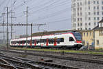 RABe 523 072, auf der S1, fährt zum Bahnhof Pratteln.