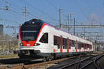 RABe 523 072, auf der S3, verlässt den Bahnhof Pratteln.