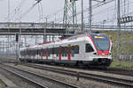 RABe 523 073, auf der S1, fährt beim Bahnhof Muttenz ein.