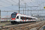 RABe 523 070, auf der S3, verlässt den Bahnhof Pratteln.