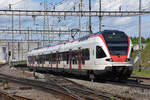 RABe 523 026, auf der S3, fährt zum Bahnhof Pratteln.