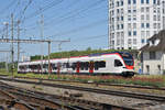 RABe 523 056, auf der S1, fährt zum Bahnhof Pratteln.