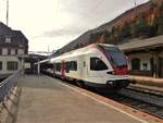 SBB - Triebzug RABe 523 013 im Bahnhof Vallorbe auf Gleis 1 als S2 nach Lausanne-Palézieux - 25.10.2013