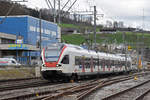 RABe 523 040, auf der S3, verlässt den Bahnhof Lausen.