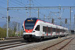 RABe 523 065, auf der S1, verlässt den Bahnhof Möhlin.