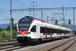 RABe 523 071, auf der S1, verlässt den Bahnhof Möhlin.