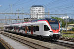 RABe 523 050, auf der S3, verlässt den Bahnhof Pratteln.