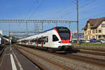 RABe 523 038, auf der S26, durchfährt den Bahnhof Rupperswil.