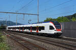 RABe 523 042, auf der S3, fährt beim Bahnhof Gelterkinden ein.