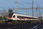 RABe 523 038, auf der S1, verlässt den Bahnhof Pratteln.