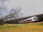 Der mittägliche Schülerzug bis zur schweizerisch/französischen Grenze in Boncourt. Inland-Flirt 523 034 bei Buix. 18.Februar 2022 