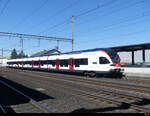 SBB - Triebzug RABe 523 012 im Bahnhof von Rothrist am 18.04.2022