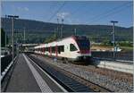 Die SBB RABe 522 026 und 059 sind als S2 von Aigle nach Vallorbe unterwegs und erreichen den  neuen  Bahnhof von Le Day.