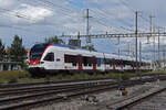 RABe 523 010, auf der S1, verlässt am 09.06.2022 den Bahnhof Pratteln.