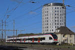 RABe 523 070, auf der S1, fährt am 22.12.2022 beim Bahnhof Pratteln ein.