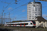 RABe 523 010, auf der S1, fährt am 22.12.2022 beim Bahnhof Pratteln ein.