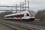 RABe 523 007,auf der S1, fährt am 17.02.2023 beim Bahnhof Möhlin ein.