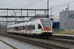 RABe 523 033, auf der S26, durchfährt am 27.02.2023 den Bahnhof Rupperswil.