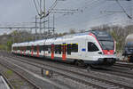 RABe 523 007, auf der S1, fährt am 13.04.2023 beim Bahnhof Möhlin ein.